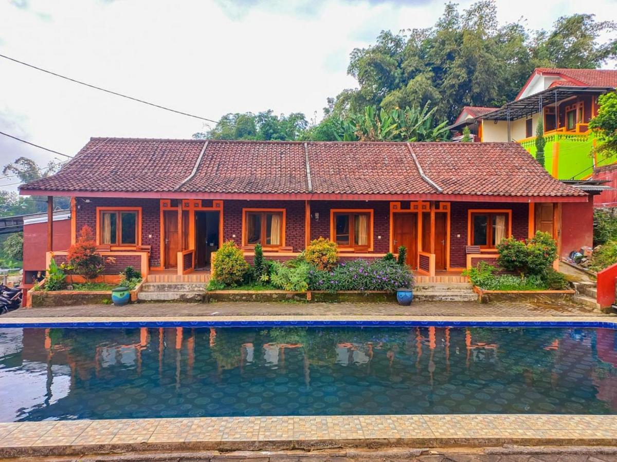 Kampoeng Pacet Mitra Reddoorz 2*